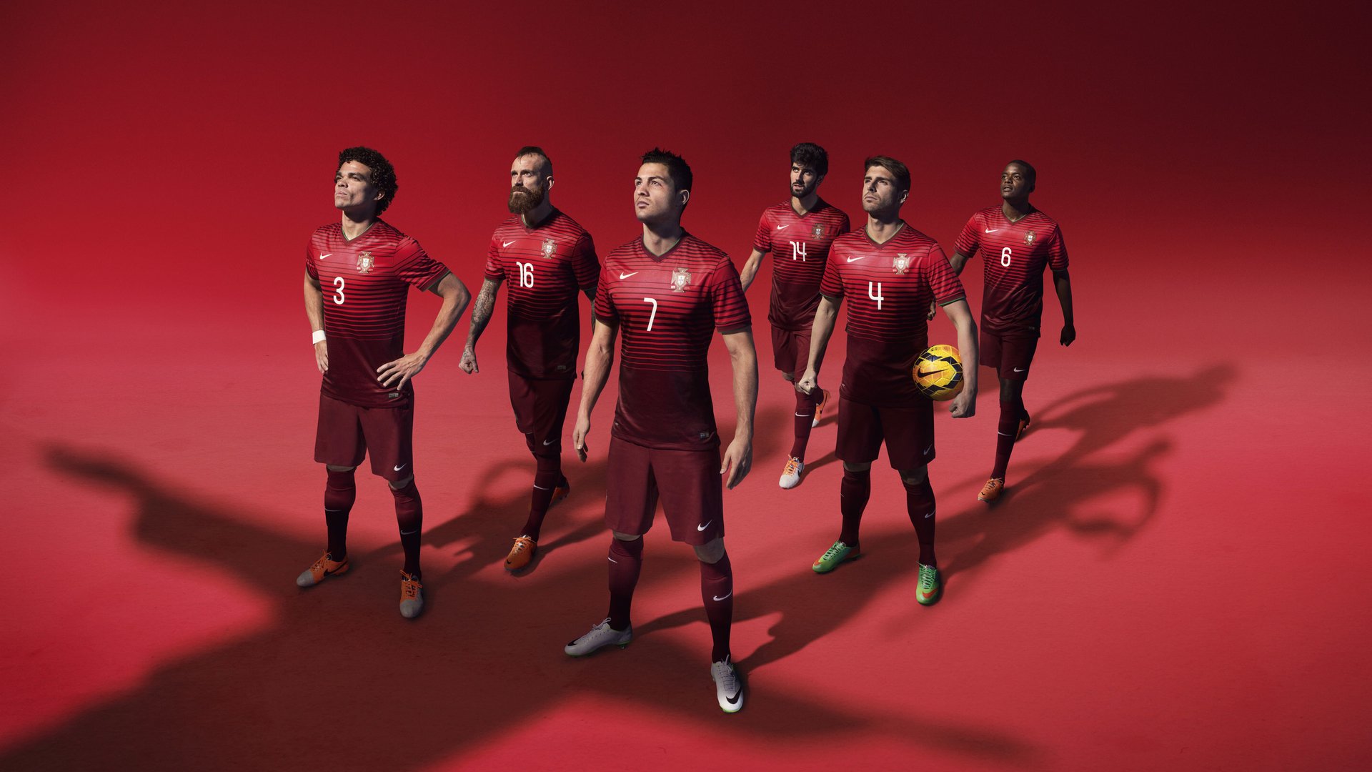 总决赛八强战对决在即！拜仁慕尼黑演练定位球，川崎前锋密集防守应对