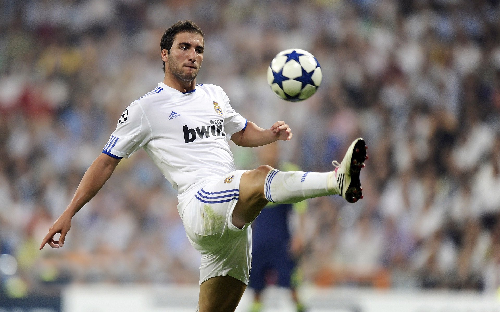 总决赛八强战对决在即！拜仁慕尼黑演练定位球，川崎前锋密集防守应对